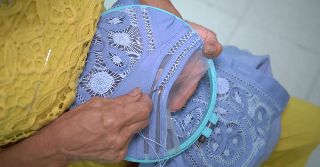 Guayaberas y Camisas para el Día del Padre 12 Por que las prendas hechas a mano tardan mas artesana bordando