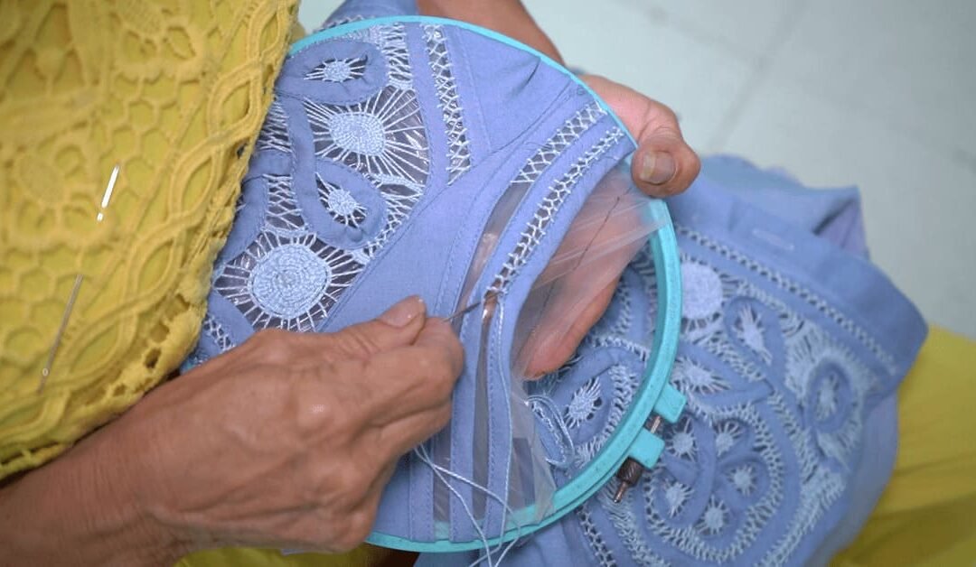 ¿Por qué las Prendas Hechas a Mano Tardan Más?