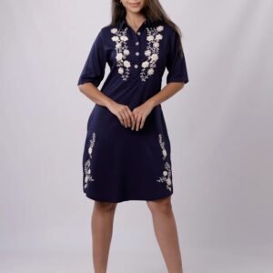 VESTIDO AZUL OSCURO CAMISERO ,MANGA 3/4 BORDADO EN PASADO Y EMBOSALADO