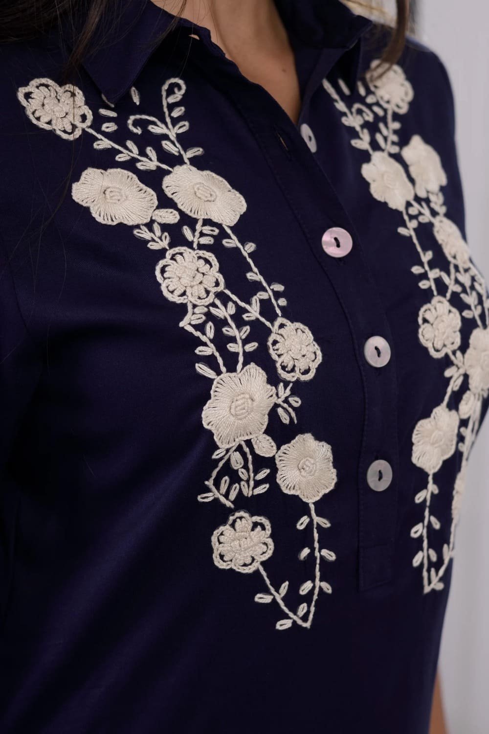 VESTIDO AZUL OSCURO CAMISERO ,MANGA 3/4 BORDADO EN PASADO Y EMBOSALADO 3 VESTIDO AZUL OSCURO CAMISERO ,MANGA 3/4 BORDADO EN PASADO Y EMBOSALADO - Imagen 3