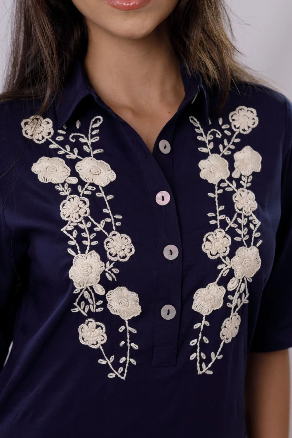 VESTIDO AZUL OSCURO CAMISERO ,MANGA 3/4 BORDADO EN PASADO Y EMBOSALADO 2 VESTIDO AZUL OSCURO CAMISERO ,MANGA 3/4 BORDADO EN PASADO Y EMBOSALADO - Imagen 2