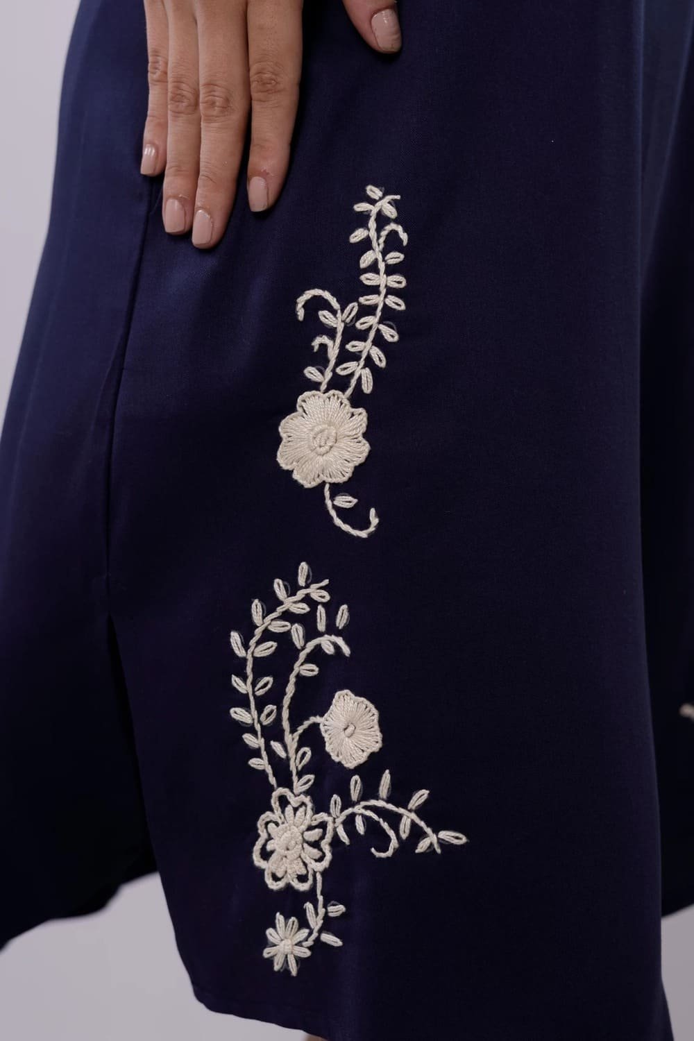 VESTIDO AZUL OSCURO CAMISERO ,MANGA 3/4 BORDADO EN PASADO Y EMBOSALADO 4 VESTIDO AZUL OSCURO CAMISERO ,MANGA 3/4 BORDADO EN PASADO Y EMBOSALADO - Imagen 4