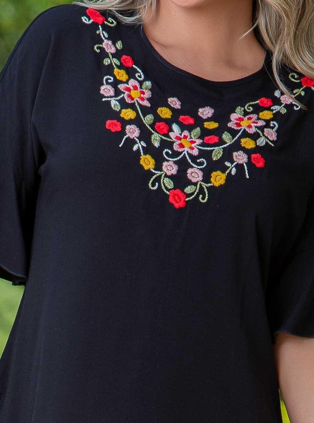 blusa con flores bordadas nosotros
