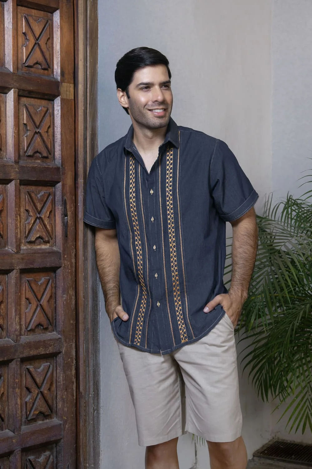 Camisa o Guayabera Bordada con Alforzas y Calado 2 Camisa o Guayabera Bordada con Alforzas y Calado - Imagen 2