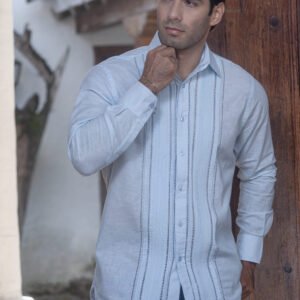 Guayabera Azul Cielo con Bordado Artesanal Columnas de Linaje