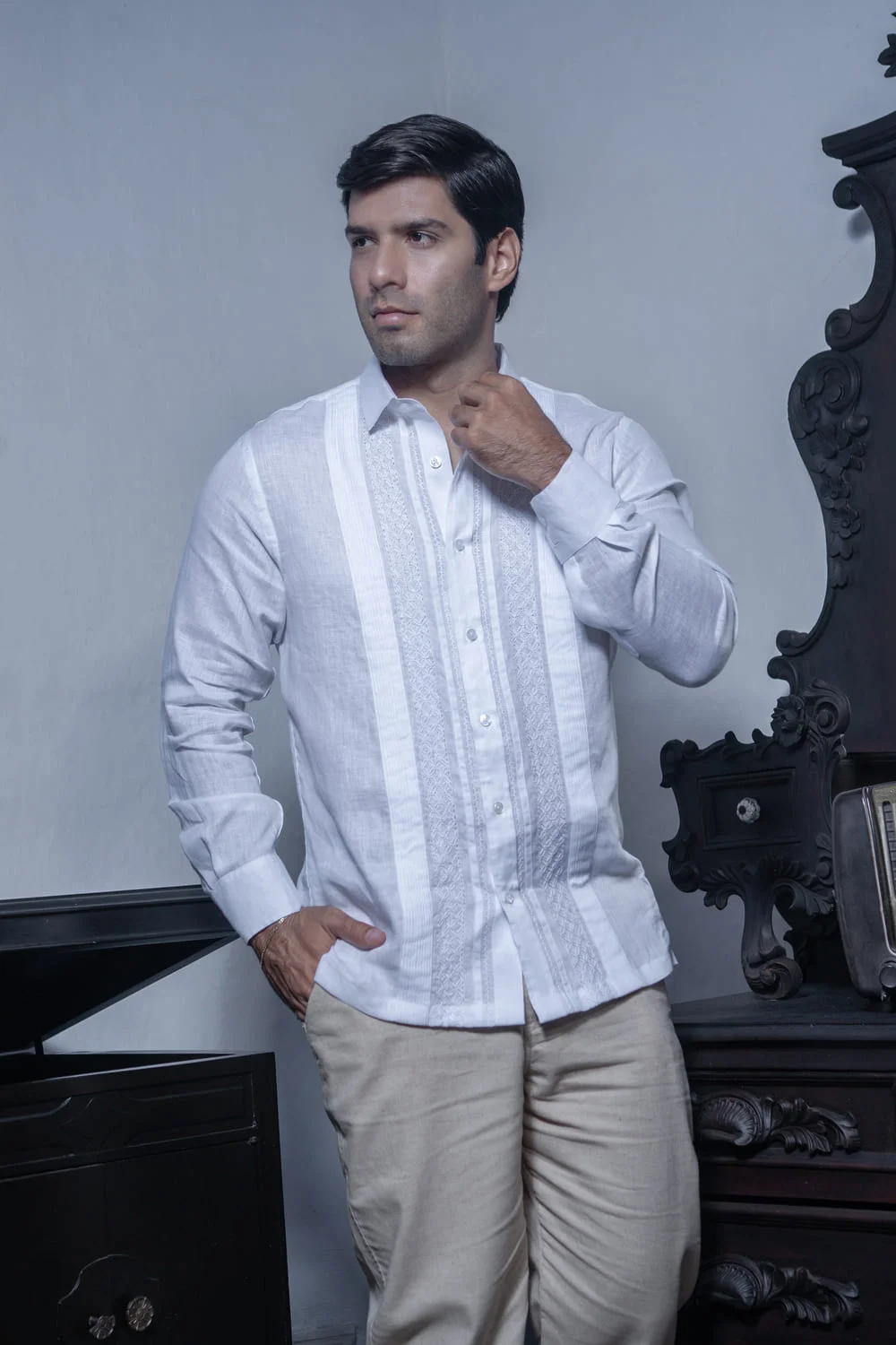 Guayabera Blanca Bordada a Mano Herencia Artesanal 2 Guayabera Blanca Bordada a Mano Herencia Artesanal - Imagen 2