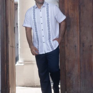 Camisa Blanca Bordada a Mano con Ramas Ornamentales
