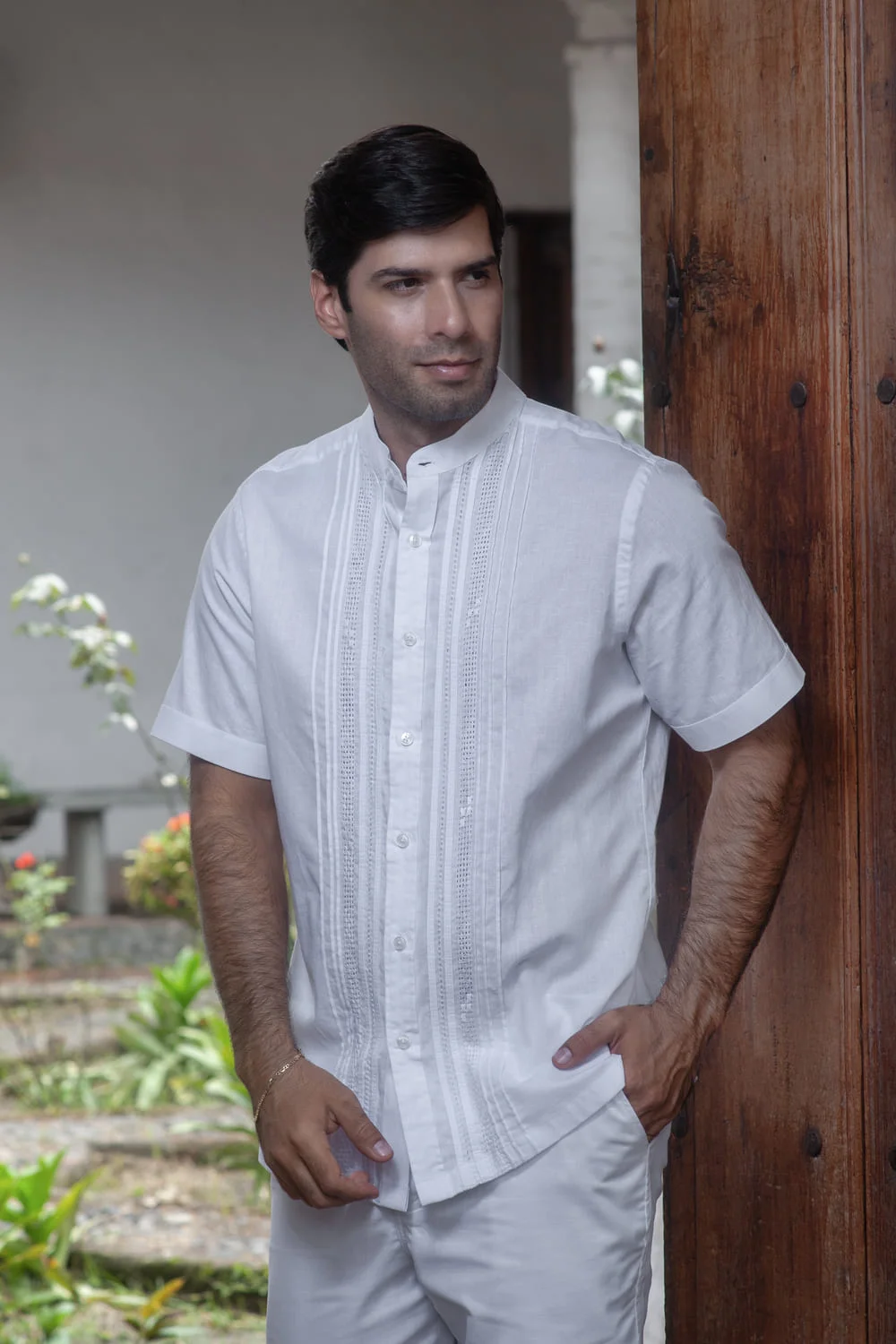 Guayabera Corta Blanca en Mezcla de Lino y Algodón 2 Guayabera Corta Blanca en Mezcla de Lino y Algodón - Imagen 2