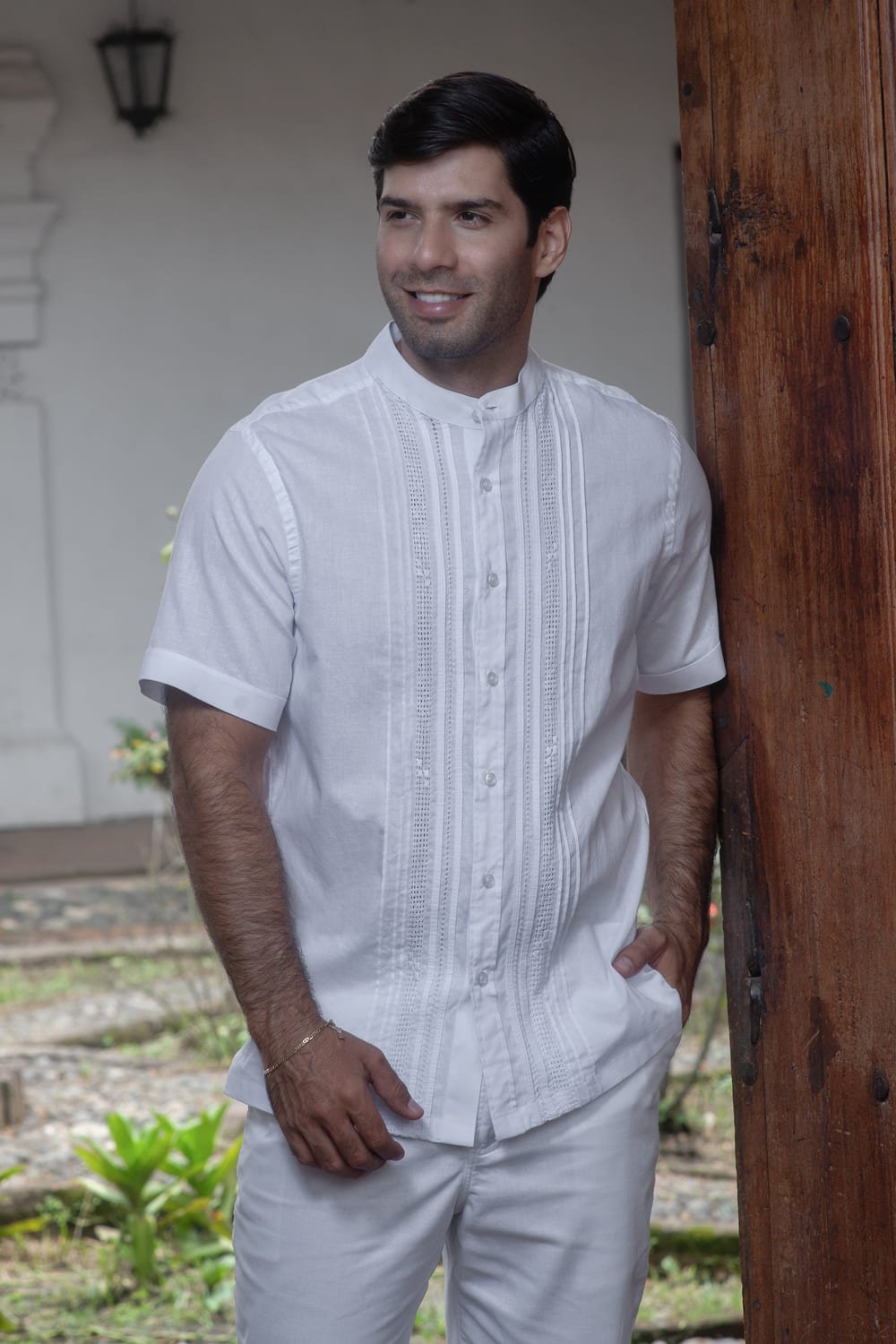 Guayabera Corta Blanca en Mezcla de Lino y Algodón 1 Guayabera Corta Blanca en Mezcla de Lino y Algodón