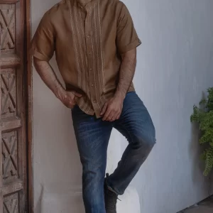 Guayabera Manga Corta Color Tabaco en Ramie Nombre y Orgullo